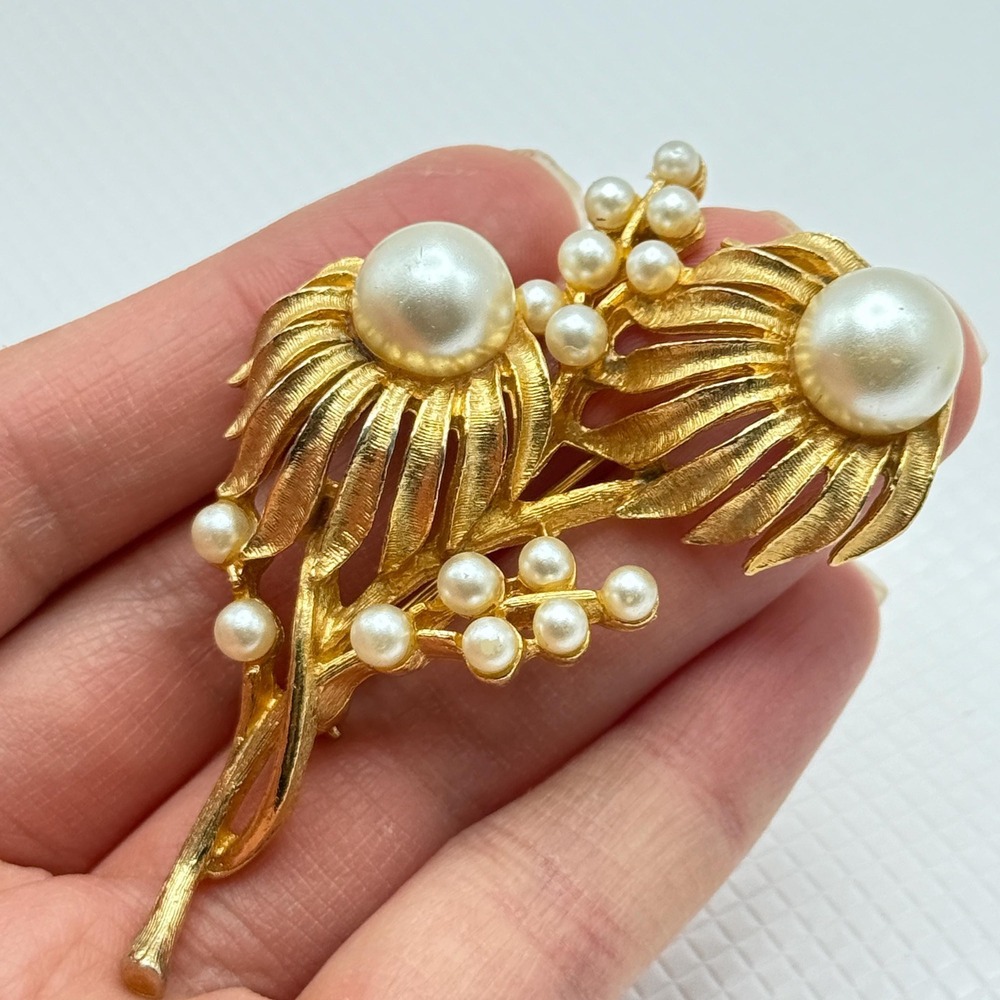 Vintage Gold Tone Metal w/ Faux Pearl Daisy Flower 50s Mid-Century MCM Brooch